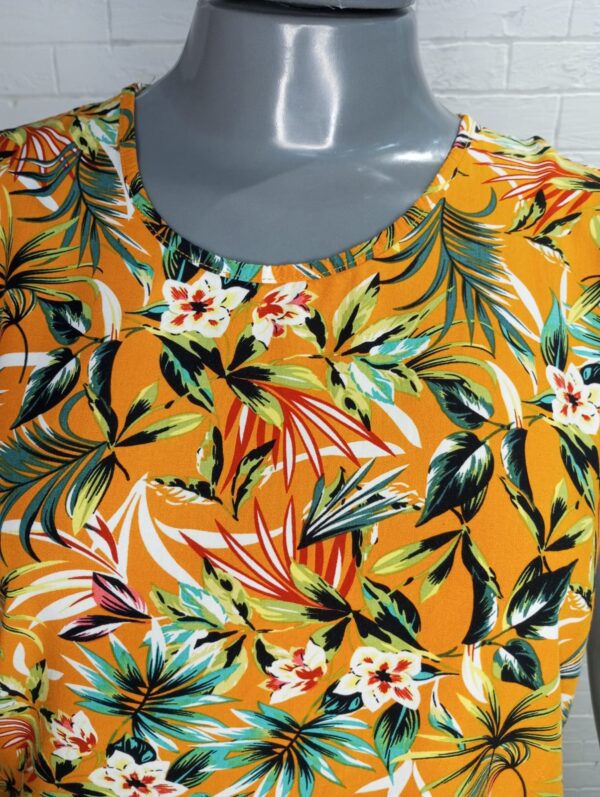 Blusinha estampada Floral Tamanho .M - Image 2