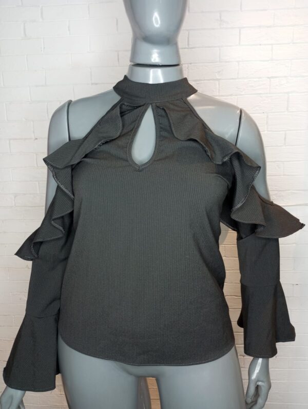 Blusinha de manga Vasada com Babado . G