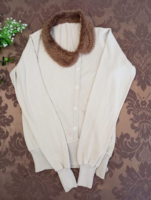 Blusa creme com Gola de pelinhos  M