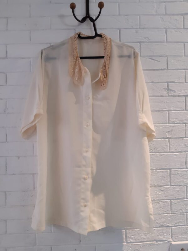 Camisa bege com renda na gola    G