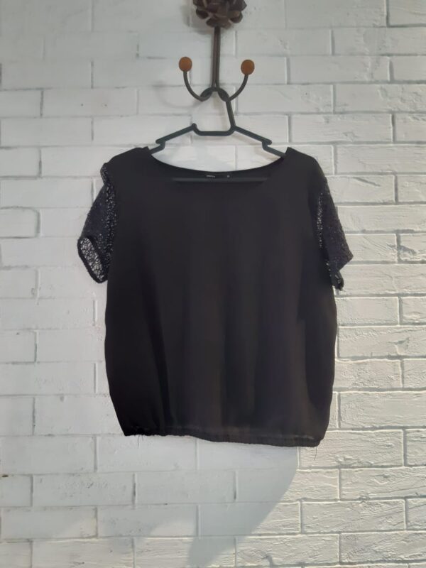 Blusinha preta de poliester e elastico na cintura  P